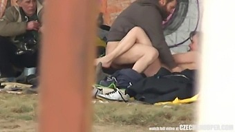 Europæisk Amatør-Trekant Engagerer Sig I Udendørs Sex I Det Offentlige Rum