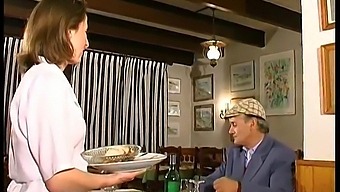 Γαλλίδα Καστανή Γίνεται Άτακτη Σε Ένα Εστιατόριο Με Τον Εραστή Της Και Τον Φίλο Του