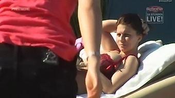 Aventura Solo Na Piscina E No Chuveiro De Bettie Ballhaus