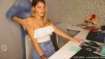 Η Όμορφη Γραμματέας Δέχεται Ένα Αισθησιακό Μασάζ Στο Γραφείο.