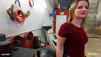 Ερασιτέχνης Έφηβος Με Μεγάλο Στήθος Παίρνει Μια Πίπα Από Έναν Μηχανικό Για Δωρεάν Αλλαγή Λαδιού