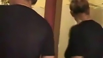 Une Mère Plus Âgée Et Son Jeune Beau-Fils Ont Une Rencontre Intense Dans La Salle De Bain