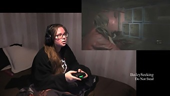 Xem Một Vũ Công Thoát Y Biểu Diễn Trong Khi Chơi Qua Phần 3 Của Resident Evil 2