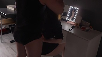 Η Γυναίκα Παίρνει Μια Πίπα Από Τον Σύζυγό Της Στο Ντους Αφού Του Ζήτησε Να Βάψει Τα Μαλλιά Της