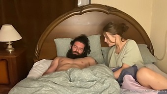A Ruiva Milf Russa Faz Um Boquete Desleixado Em Hd
