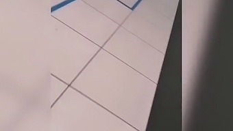 Покупка Члена Незнакомца В Уборной Супермаркета.