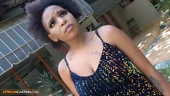 Actrița Africană Americană Face Audiții Pentru Un Rol De Model Și Este Pătrunsă De Agentul Ei