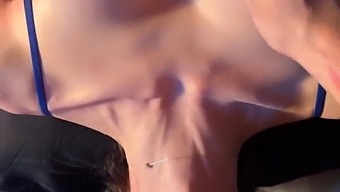 젊은 갈색 머리카락의 여자가 깊은 오랄 섹스를 즐기며 정액을 삼켜요