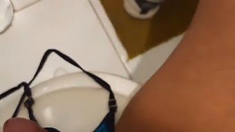 親友の母親が俺が下着で自分を慰めているのを見つけて、フェラを受けて口の中でクライマックスに達する(パート1)