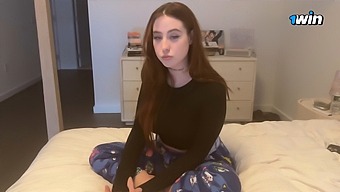 Hete Roodharige Stiefzus Geeft De Beste Pijpbeurt En Creampie Voor De Les.